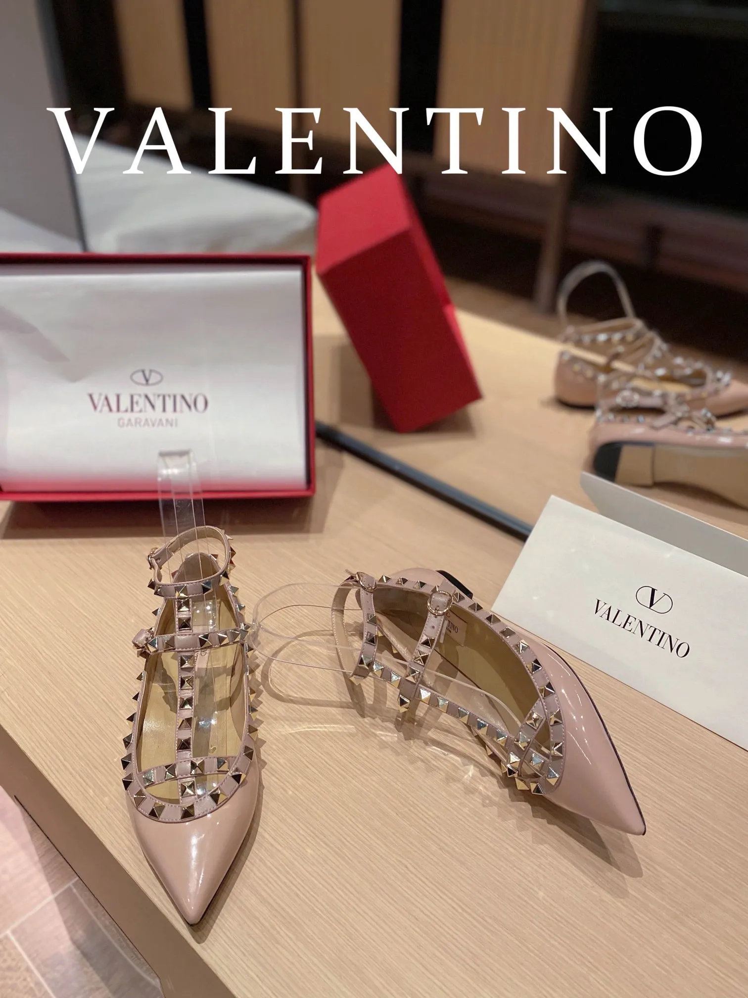 👟👟Ex-factory price👟👟Ex-factory price 560👟👟 Women's shoes, women's clothing 𝙑𝙖𝙡𝙚𝙣𝙩𝙞𝙣𝙤/Valentino𝙑𝙏 🎁Latest colors😍ʚ😊ɞ It has been an Italian national treasure brand since the 1960s. Timeless and deeply rooted in people's hearts❤ Never out of date. One of the must-have items 〰 ɪɴѓᴏʀᴍᴀᴛɪᴏɴ 〰♡ There are many colors for you to choose from💝Original molded electric rivets (non-oxidized) High-end customized imported cowhide➠Mirror patent leather❗️Details in place🆚Exclusive color card💯Comfortable sheepskin lining✅Imported Italian leather outsole🇮🇹 Code number: 35-39 (34.40.41.42) additionally customized♡♡